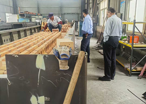 外國客戶考察燒結(jié)爐